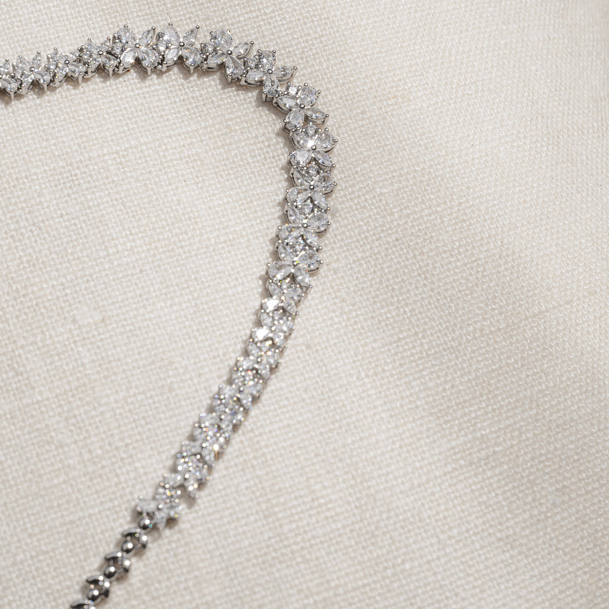 Sposa Botanical V-Collar