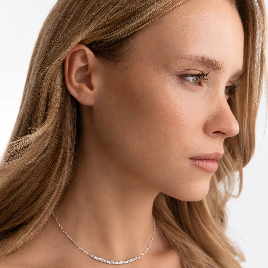 שרשרת כסף שורה על דוגמנית